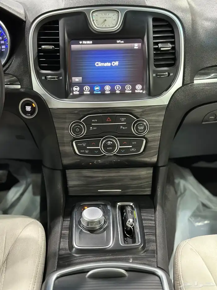 كرايزلر C300 اسود 2019 فئة LTD معرض(عبيد الرشيدي) 29