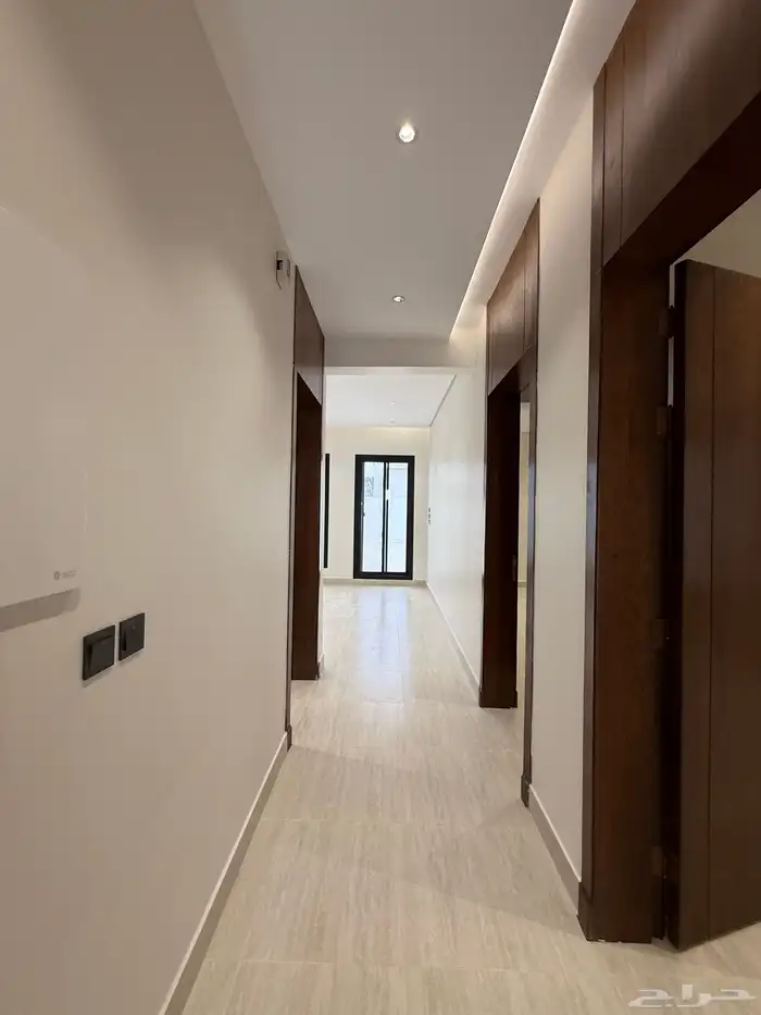 للبيع دور ثاني مع ملحق ب ابها طريق المحاله بالقرب من الملعب 31