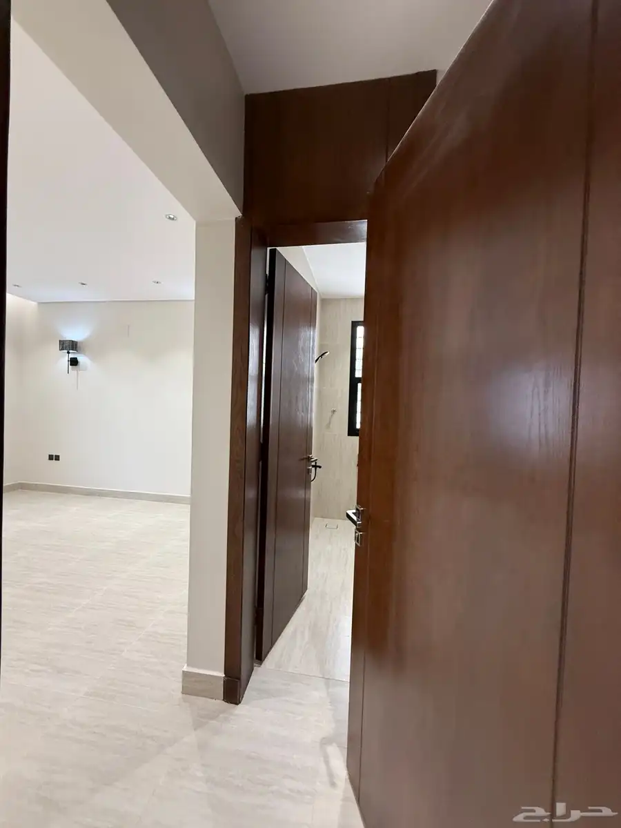 للبيع دور ثاني مع ملحق ب ابها طريق المحاله بالقرب من الملعب 18