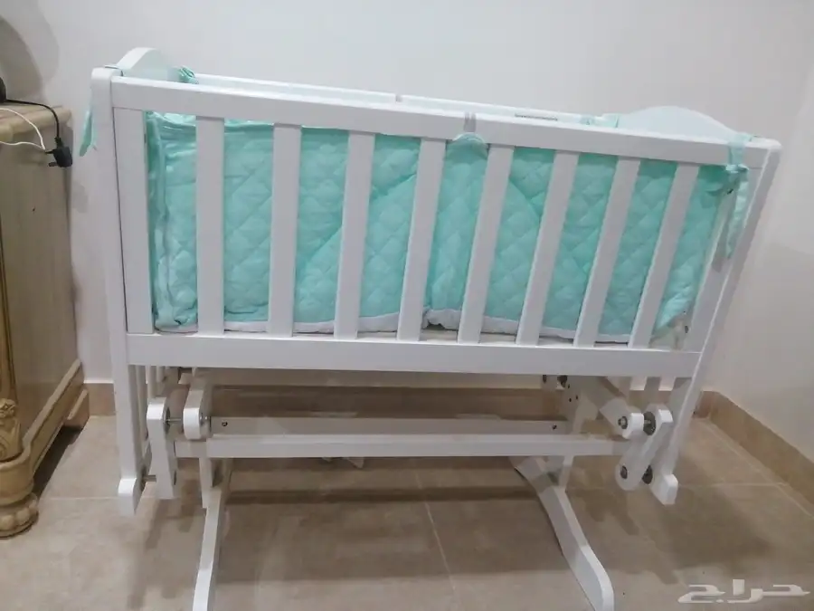 سرير اطفال هزاز الاستخدام شهر تقريبا 2