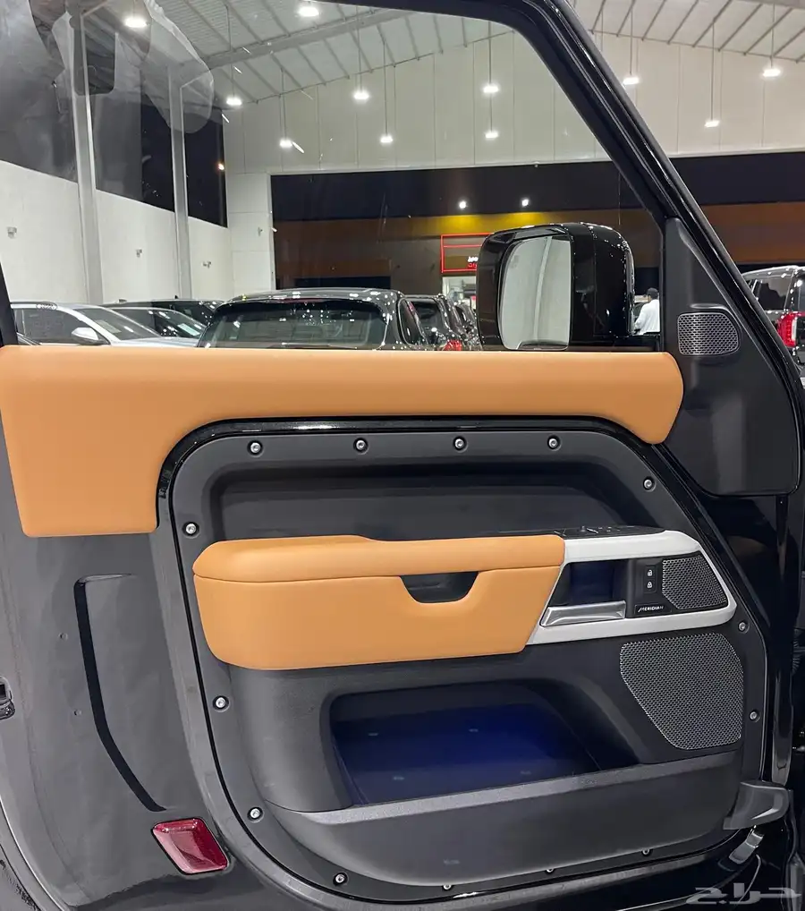 لاندروفر ديفندر 90 - HSE V6 موديل 2024 فل كامل سقف كشف جديد 16