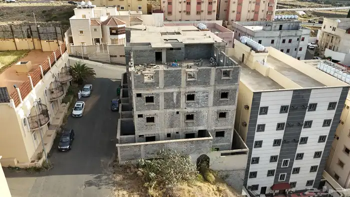 عمارة للبيع فله وأربع شقق في حي المروج في ابها 6