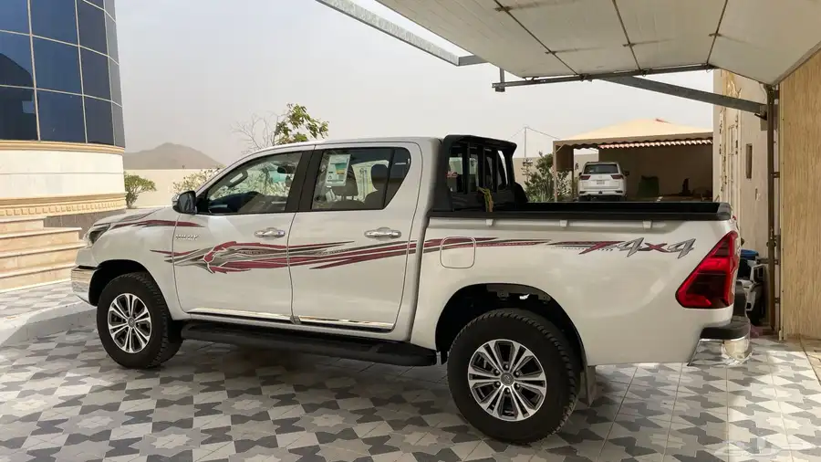 هايلكس 2024 بنزين قير اتوماتيك دبل شبه الجديد 6
