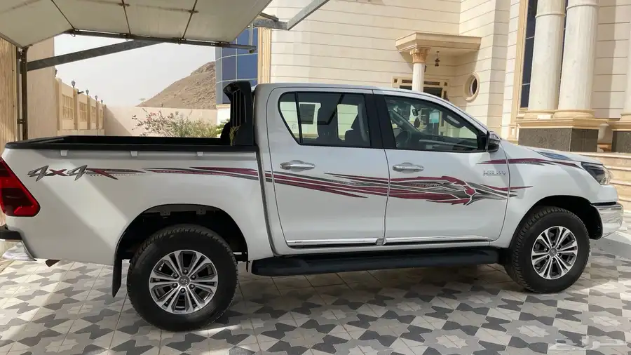 هايلكس 2024 بنزين قير اتوماتيك دبل شبه الجديد 2