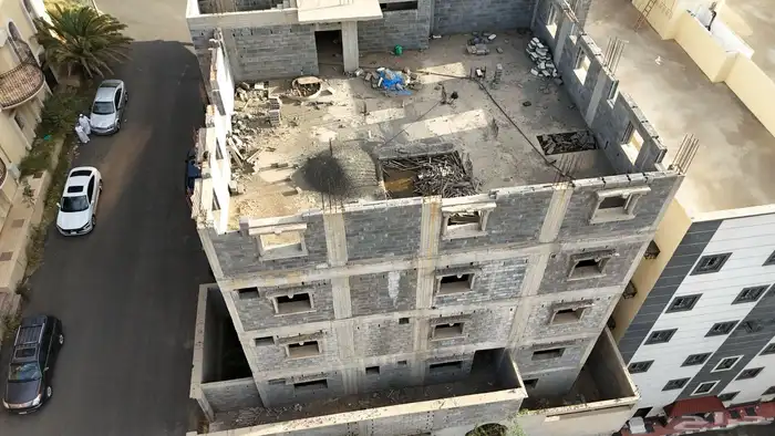 عمارة للبيع فله وأربع شقق في حي المروج في ابها 15
