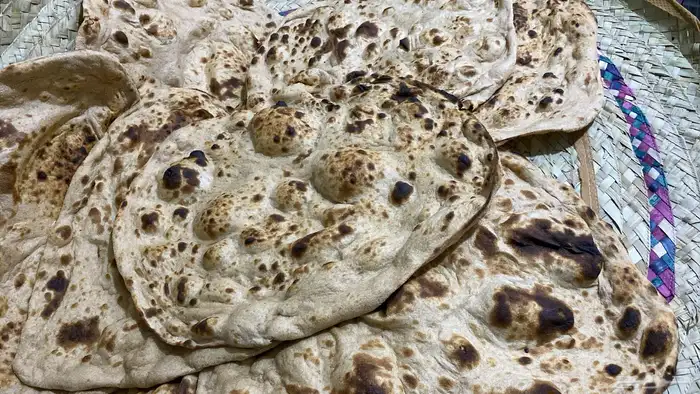 لدينا سمك مسكوف وخبز تنور 4
