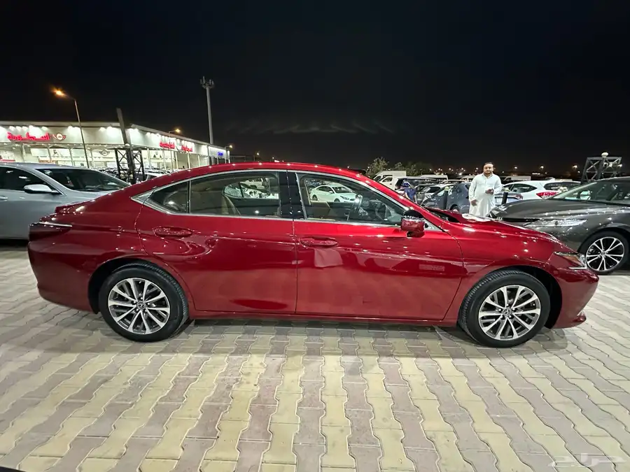 لكزس ES250 موديل 2023 ممشى قليل شبه جديد 3