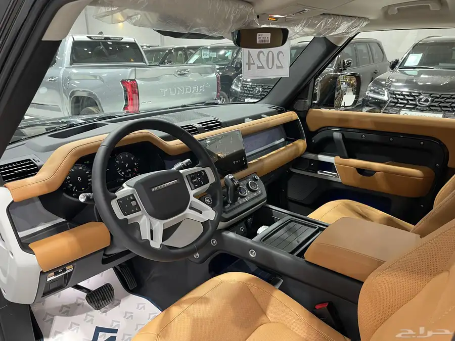 لاندروفر ديفندر 90 - HSE V6 موديل 2024 فل كامل سقف كشف جديد 6