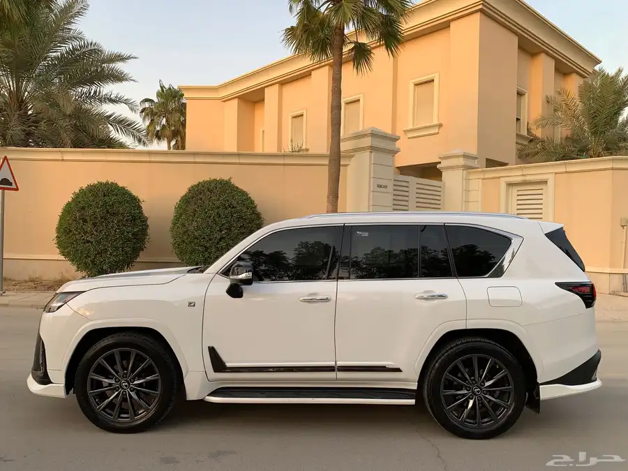 لكزس 2022 LX600 F فل كامل 21