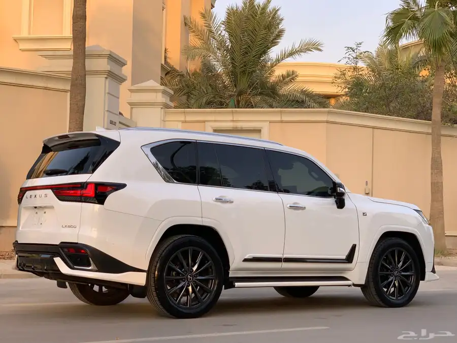 لكزس 2022 LX600 F فل كامل 13