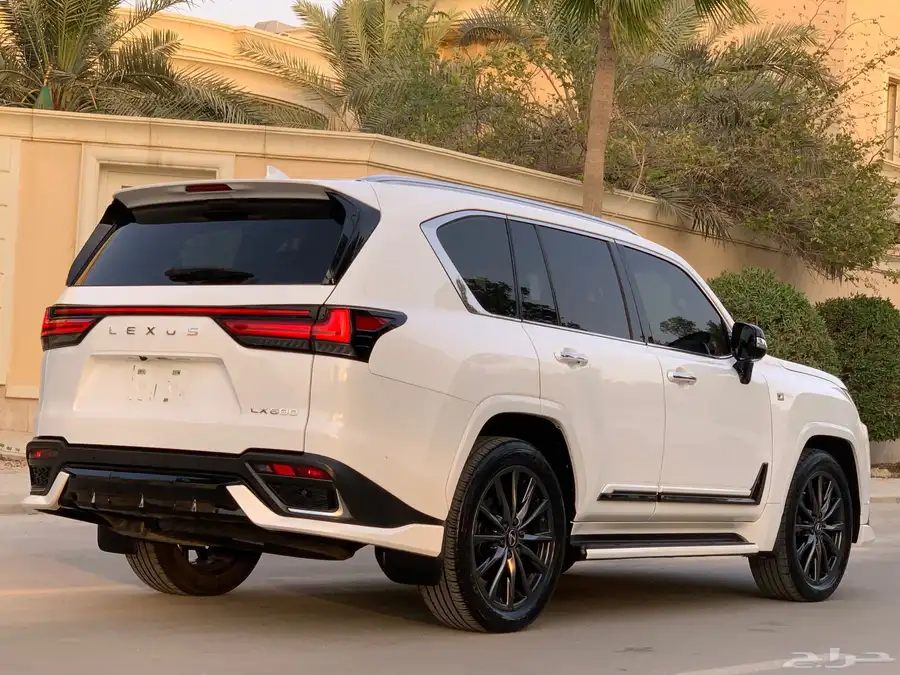 لكزس 2022 LX600 F فل كامل 14