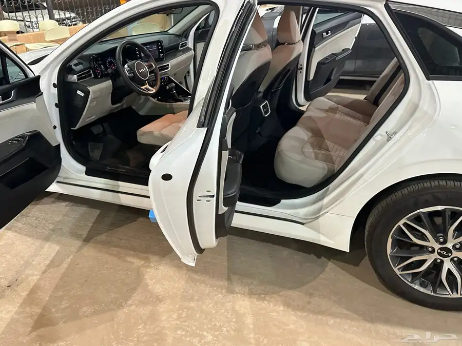 كيا K5 موديل 2023 ستاندر مطور بحالة الوكالة 16