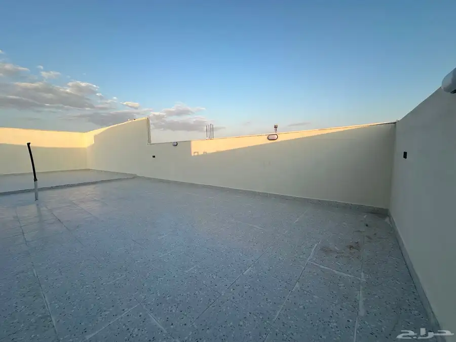 شقة للبيع دور اول مع سطح 26