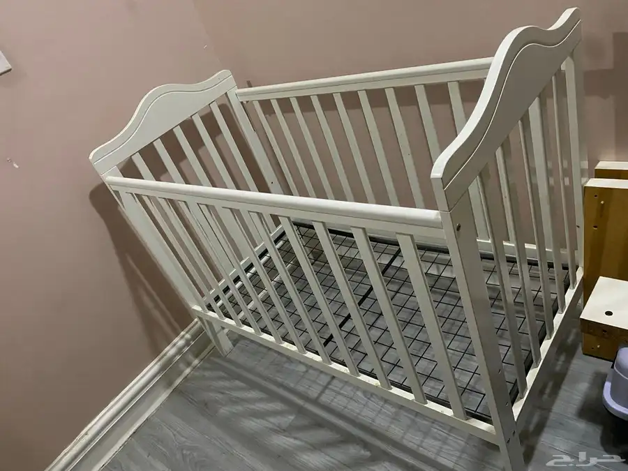 سرير أطفال خشبي بحالة جيدة جدا 1