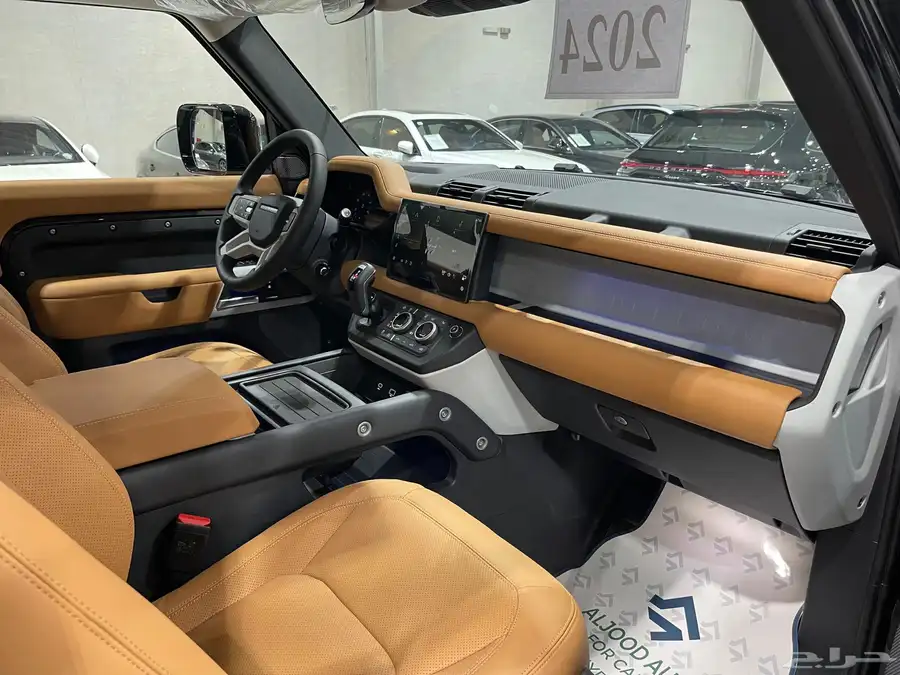 لاندروفر ديفندر 90 - HSE V6 موديل 2024 فل كامل سقف كشف جديد 8