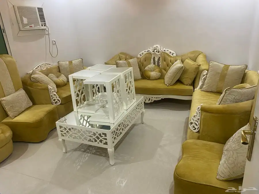 كنب وطاولتين بملحقاتها وثلاجه 0
