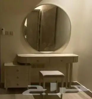 طاوله تسريحه خشب (نظيفه) 0