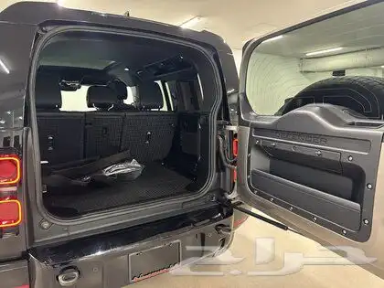 2023 Land Rover Defender 110 P400 X-Dynamic SE 11