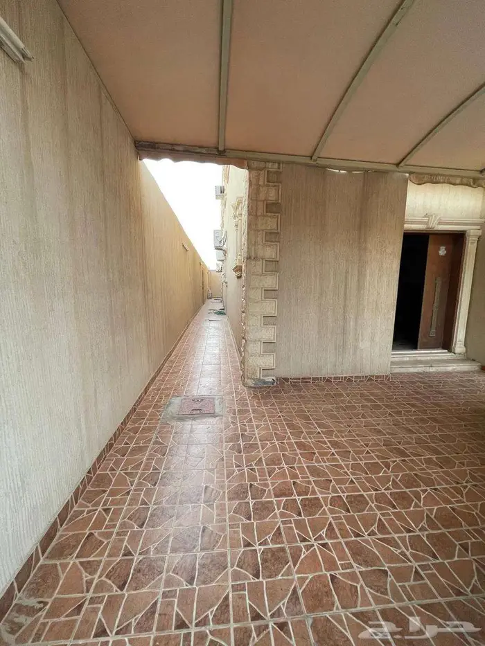 فيلا مع شقتين للبيع في طويق 1