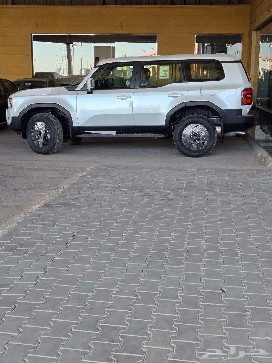 تويوتا برادو TXL1 بنزين 2025 متوفر لدى الحسن 1