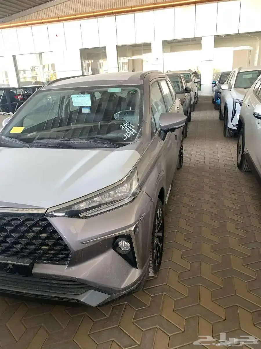 تويوتا فيلوز GLX فل موديل 2025 ابيض و رصاصي واسود 6