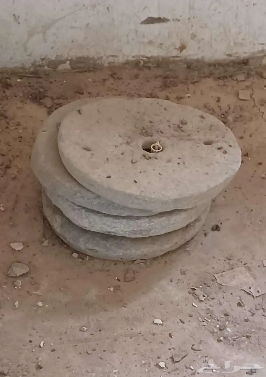 حجر الرحى القديمة الطحين 0