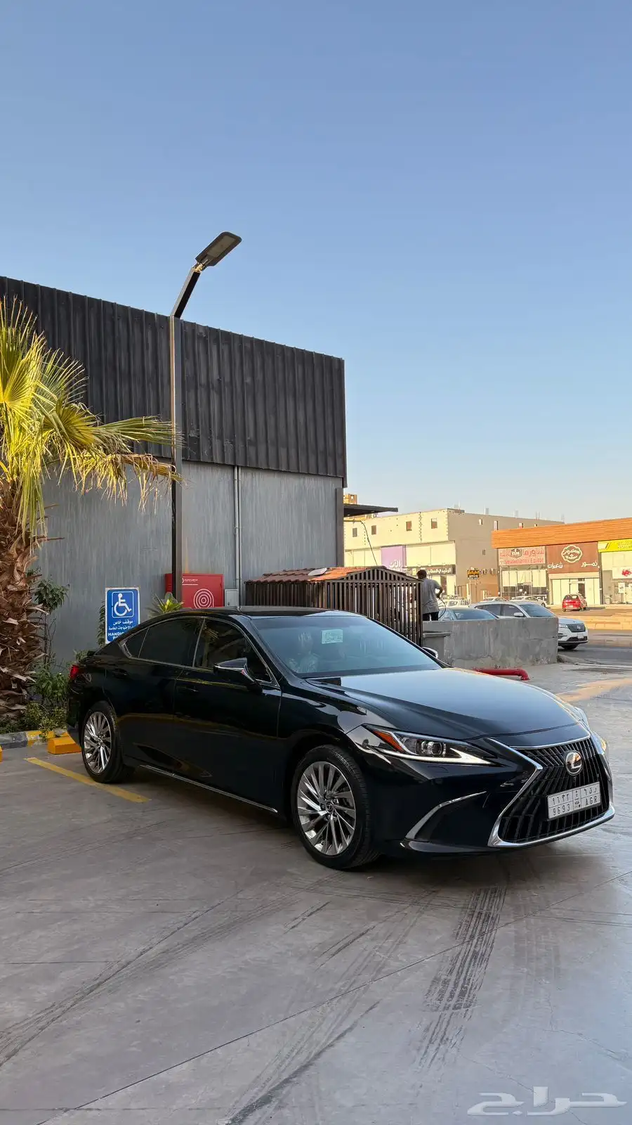 لكزس ES 300h BH 2023 بحالة الوكالة - سعودي 1