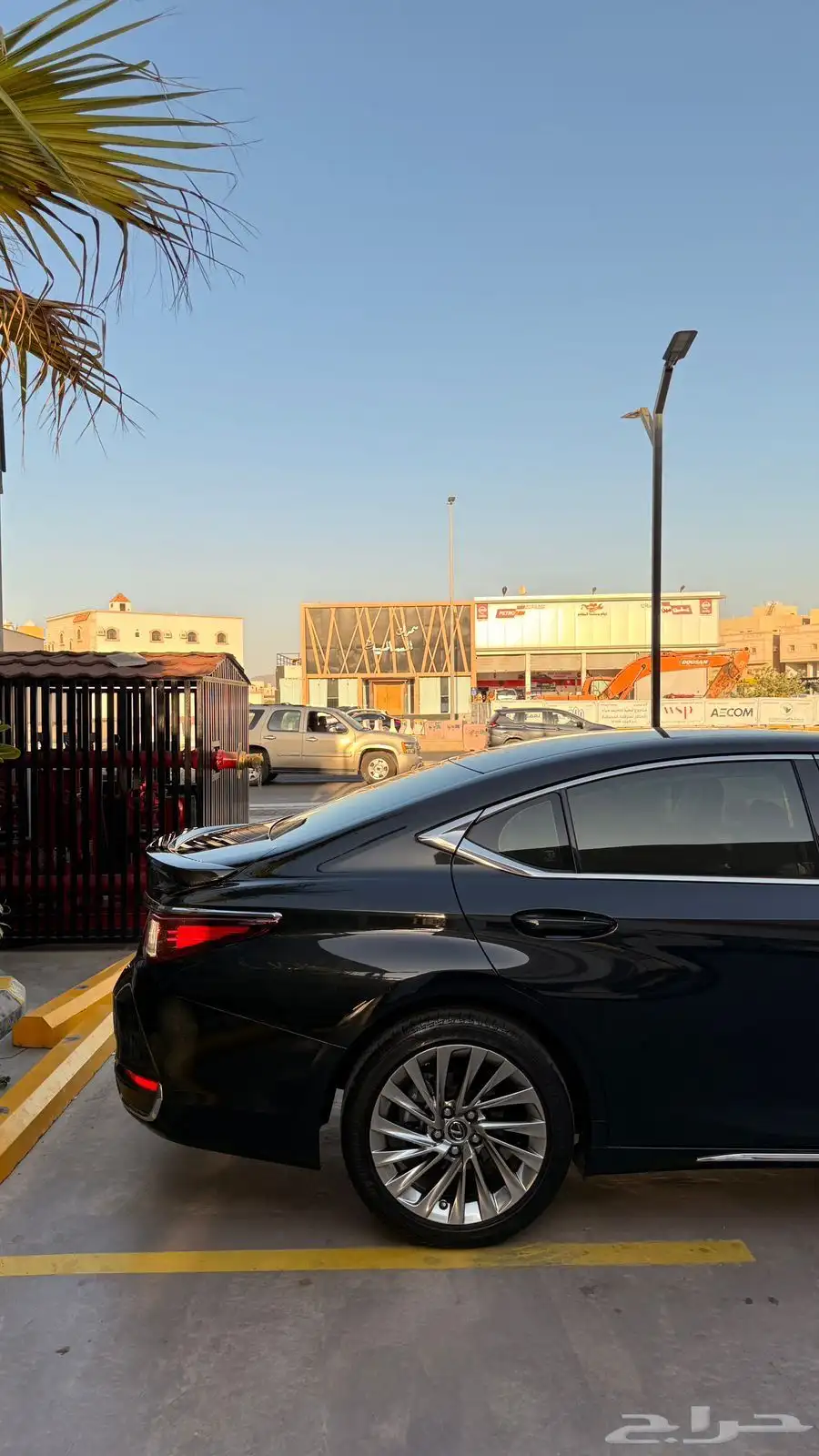 لكزس ES 300h BH 2023 بحالة الوكالة - سعودي 4