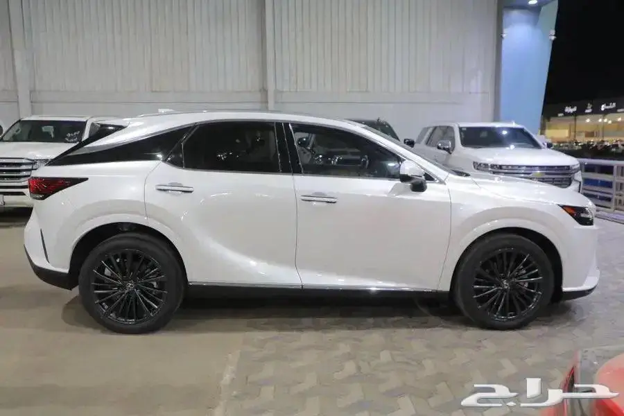 ليكزس RX 350 AA فتحة سقف جلد اربعة سلندر موديل 2024 3