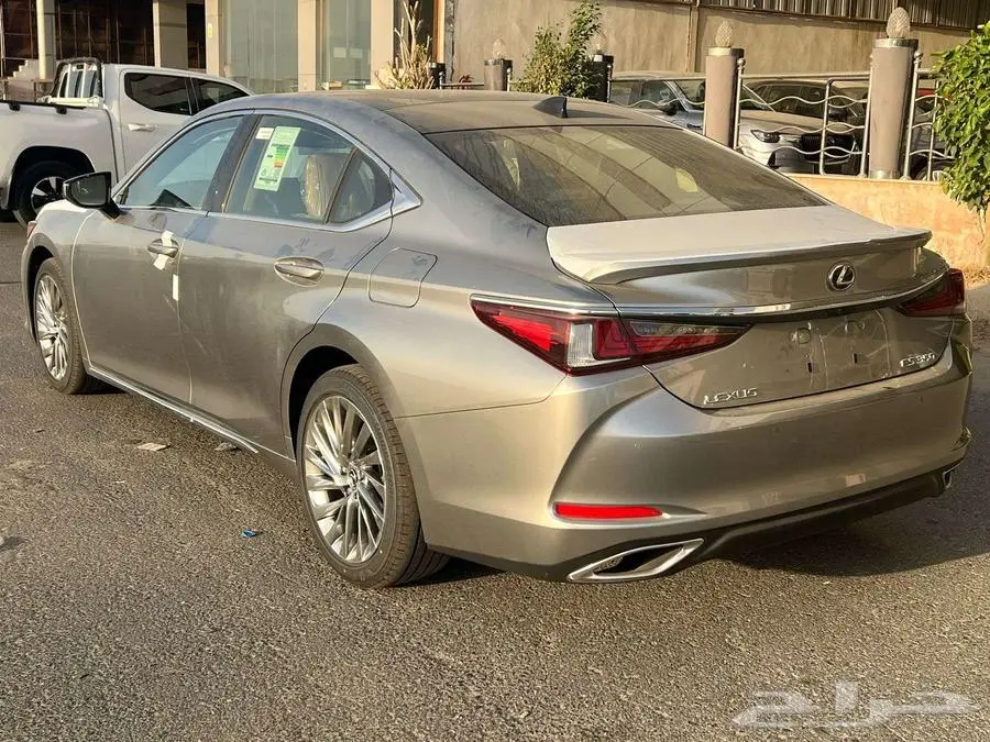 لكزس ES 350 DD فل كامل 2025 سعودي تتنانيوم 4
