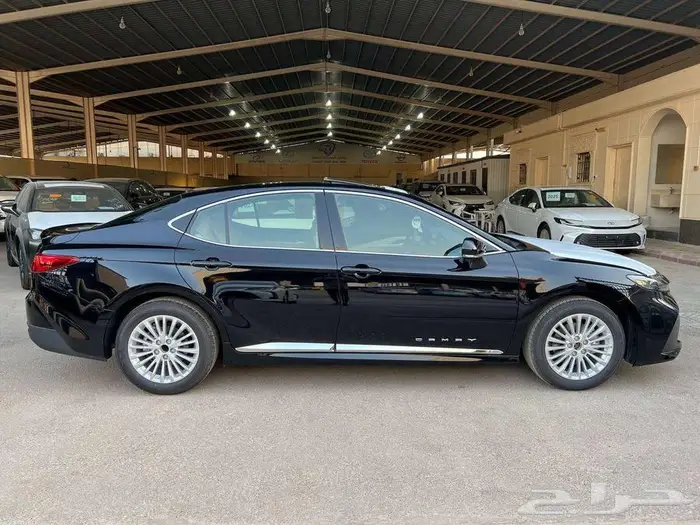 تويوتا كامري LE بنزين 2025 متاح اقساط و كاش 3
