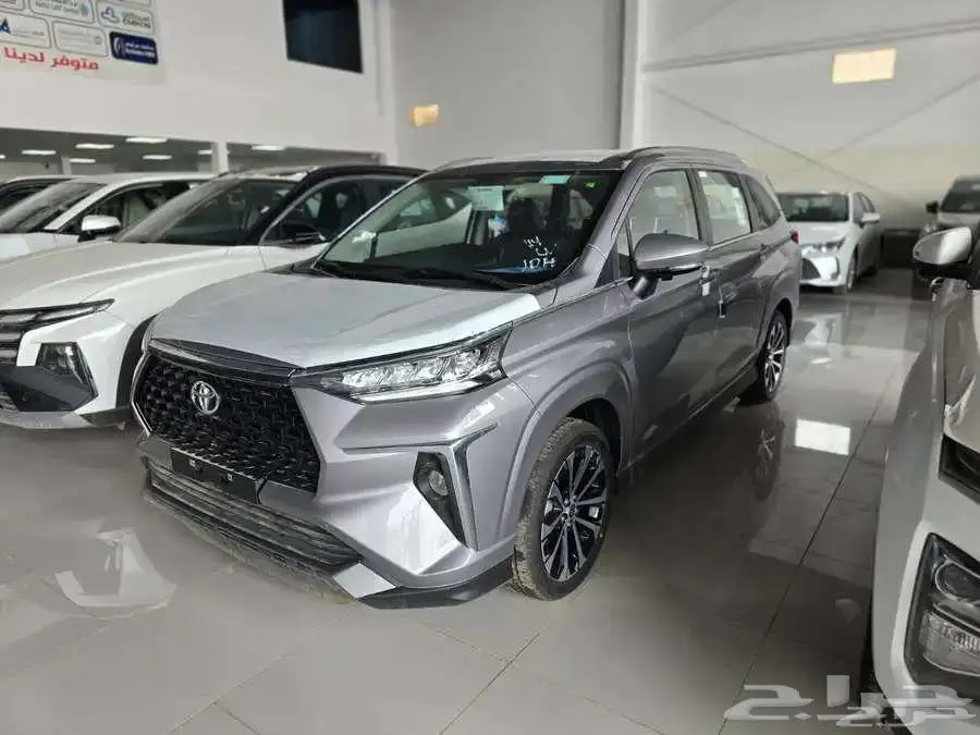 تويوتا فيلوز GLX فل موديل 2025 ابيض و رصاصي واسود 4