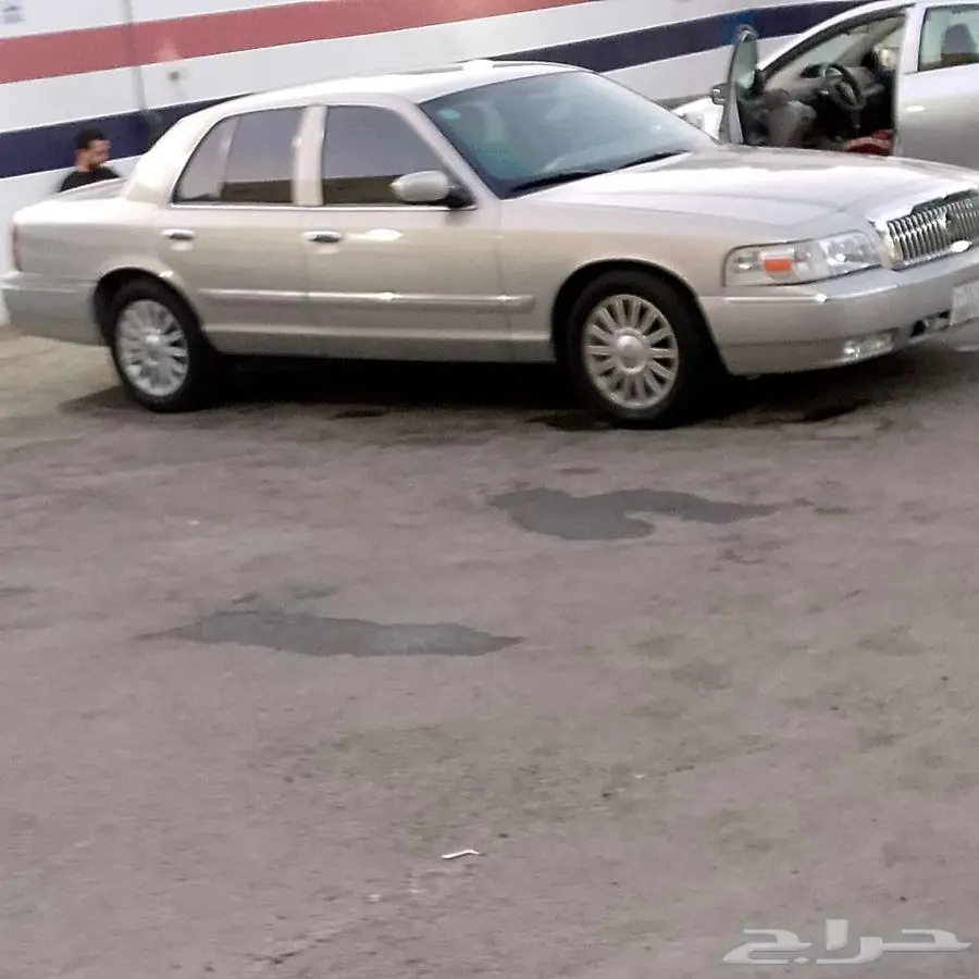للبيع فورد ماركيز 2008 قير أرضي لون سمني 0