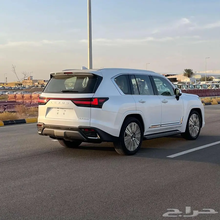 لكزس LX 600 BB سعودي 2025 ابيض داخل جملي - عرض حصري 2