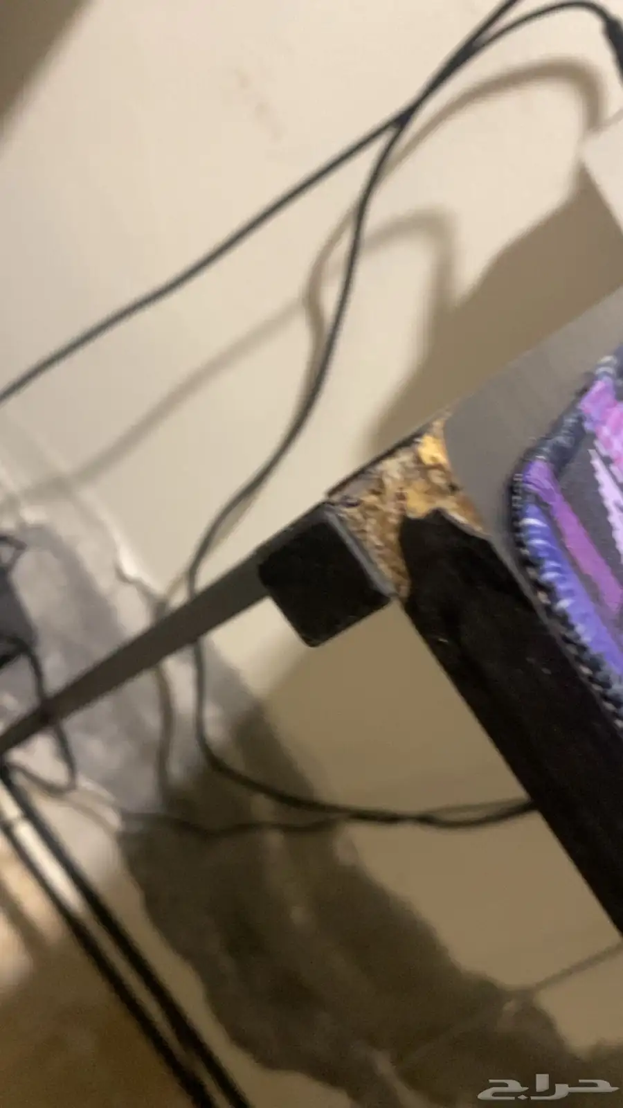 طاوله حرف Lجميله وواسعه للبيع بس فيها ثلاث كسور للبيع ب 150 4