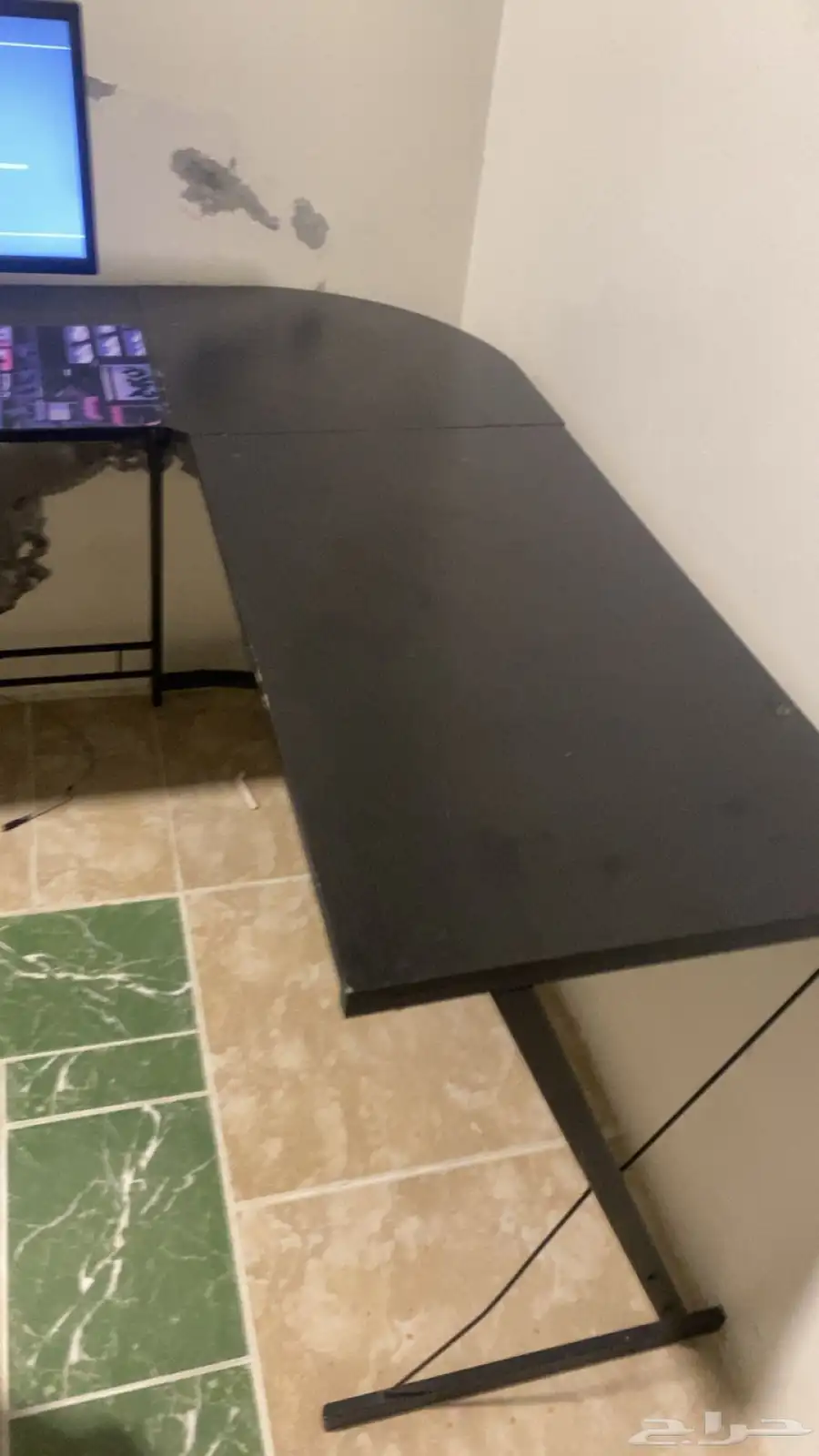 طاوله حرف Lجميله وواسعه للبيع بس فيها ثلاث كسور للبيع ب 150 1