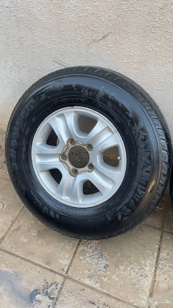 للبيع اربع جنوط فكسار مع كفرات مقاس 17 5