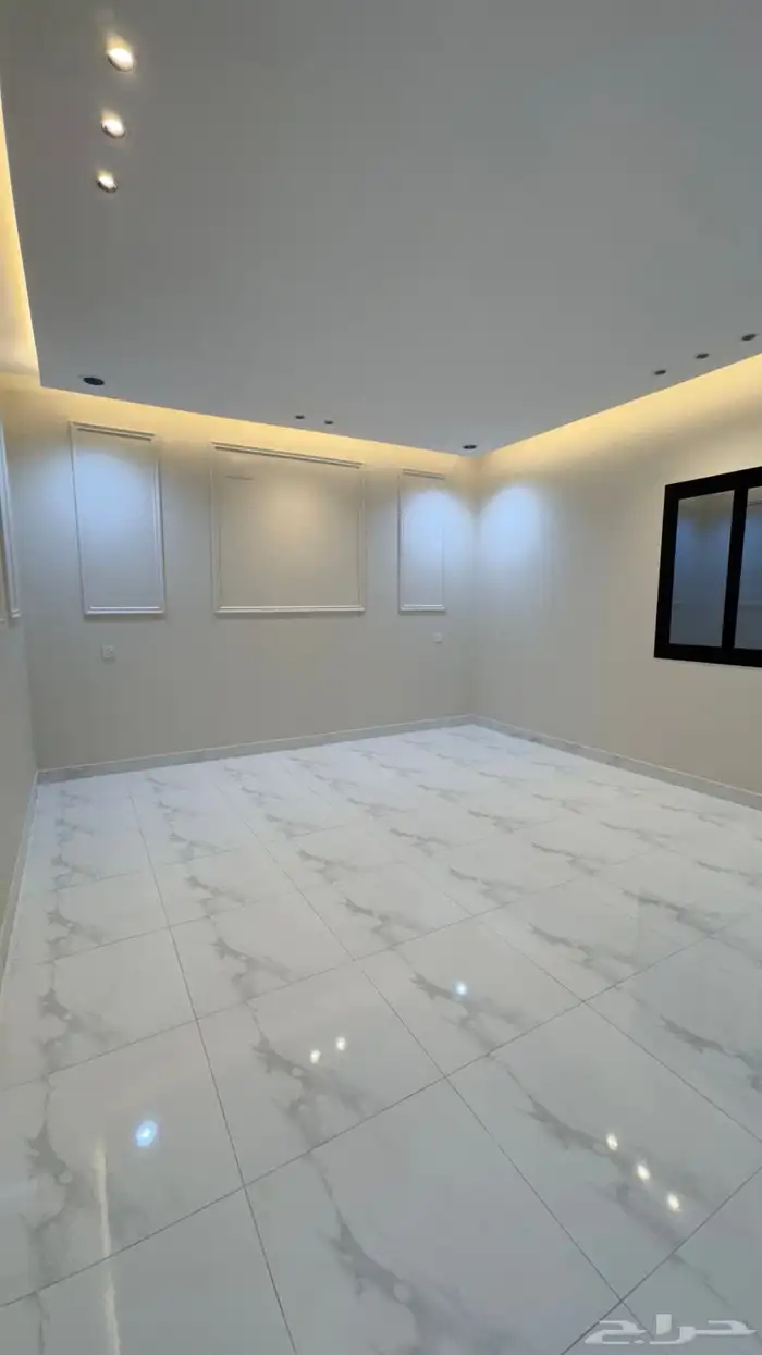للبيع روف علوى مع ملحق بمدخل سياره موقع متميز بالخميس 9