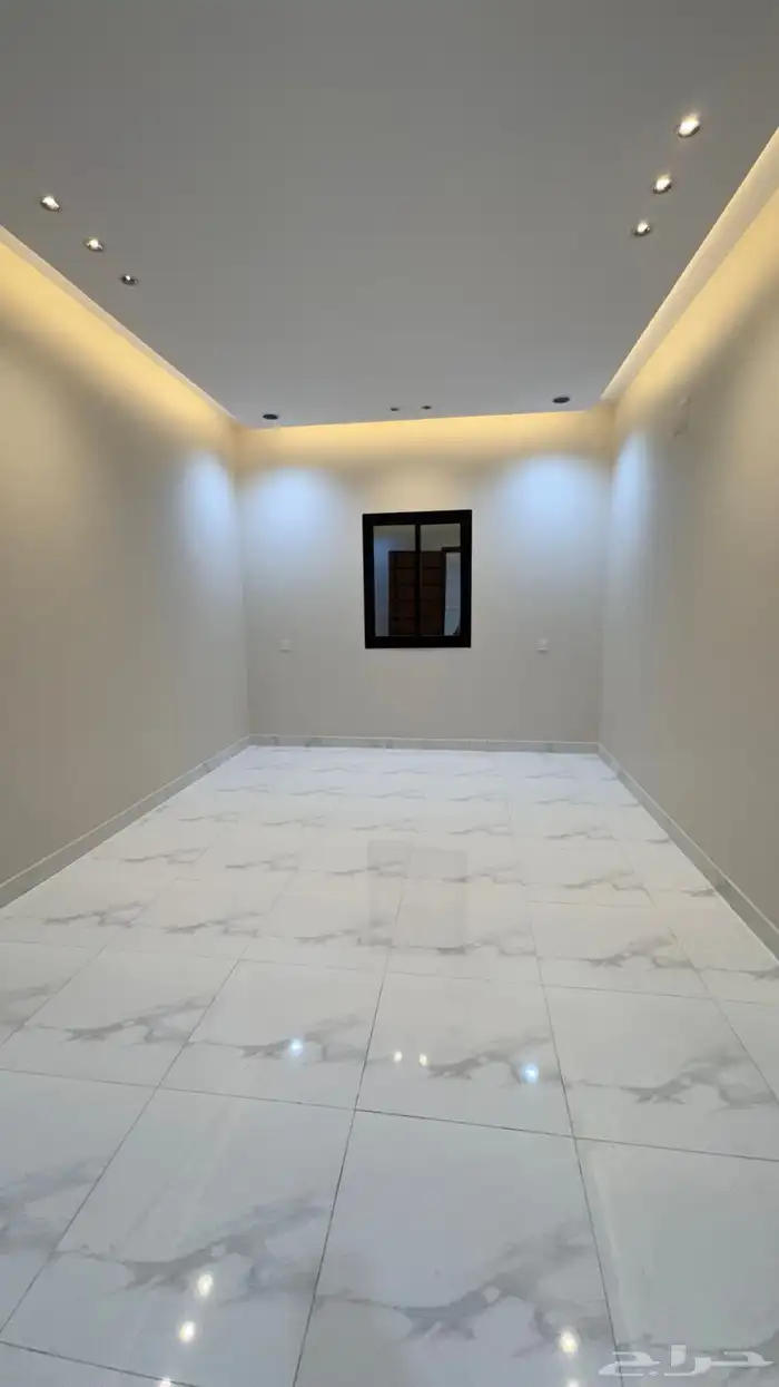 للبيع روف علوى مع ملحق بمدخل سياره موقع متميز بالخميس 7
