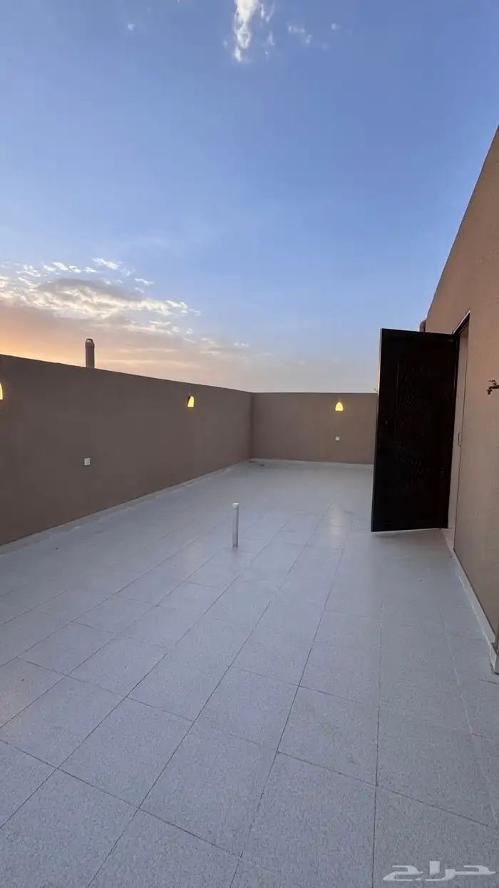 للبيع روف علوى مع ملحق بمدخل سياره موقع متميز بالخميس 24