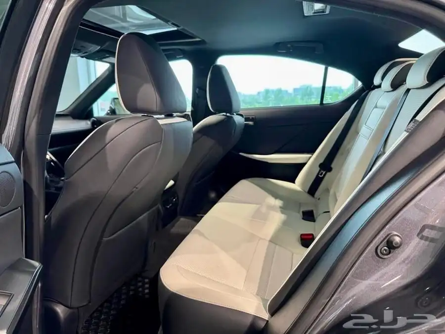 للبيع لكزز IS500 موديل 2024 - V8 وارد كندا 9