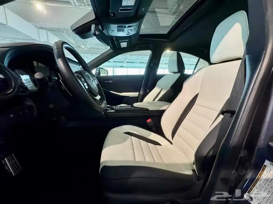 للبيع لكزز IS500 موديل 2024 - V8 وارد كندا 12