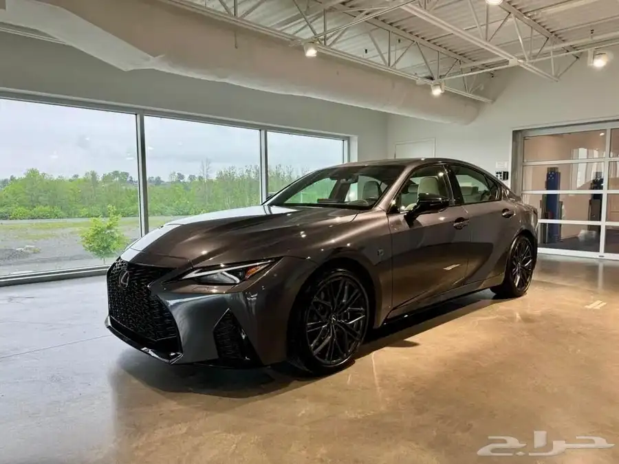 للبيع لكزز IS500 موديل 2024 - V8 وارد كندا 4