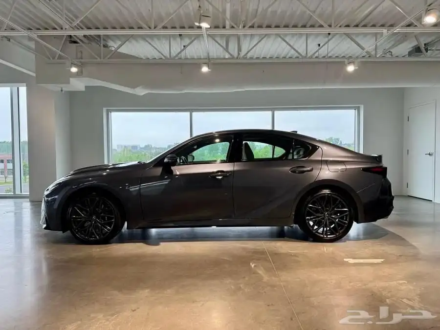 للبيع لكزز IS500 موديل 2024 - V8 وارد كندا 1