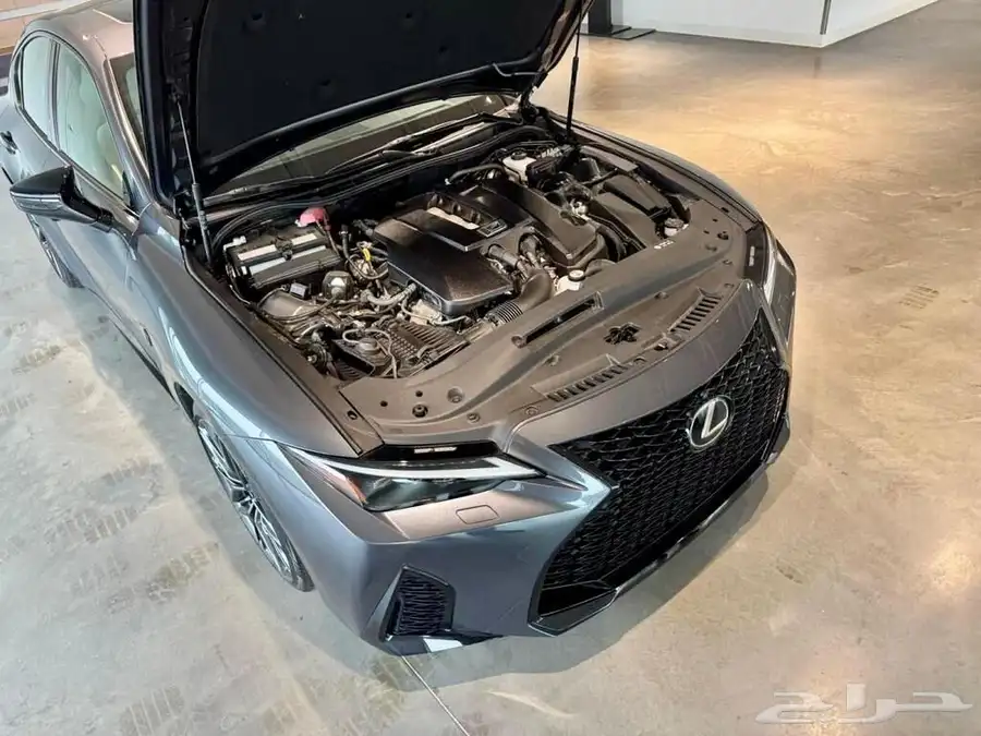 للبيع لكزز IS500 موديل 2024 - V8 وارد كندا 8