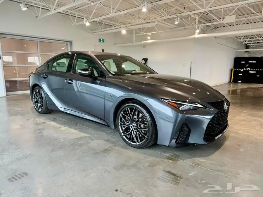 للبيع لكزز IS500 موديل 2024 - V8 وارد كندا 0