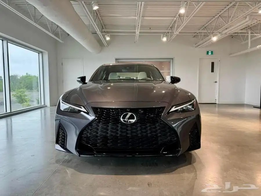 للبيع لكزز IS500 موديل 2024 - V8 وارد كندا 5