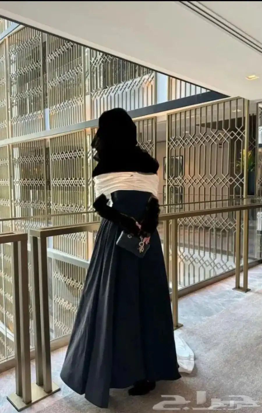 فستان اسود دبل كلوش مع ذيل ابيض مقاس XL 1
