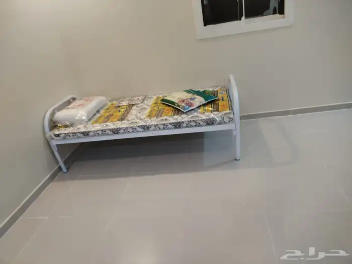 سرير حديد نفر سرير خشب مراتب مخدات 1