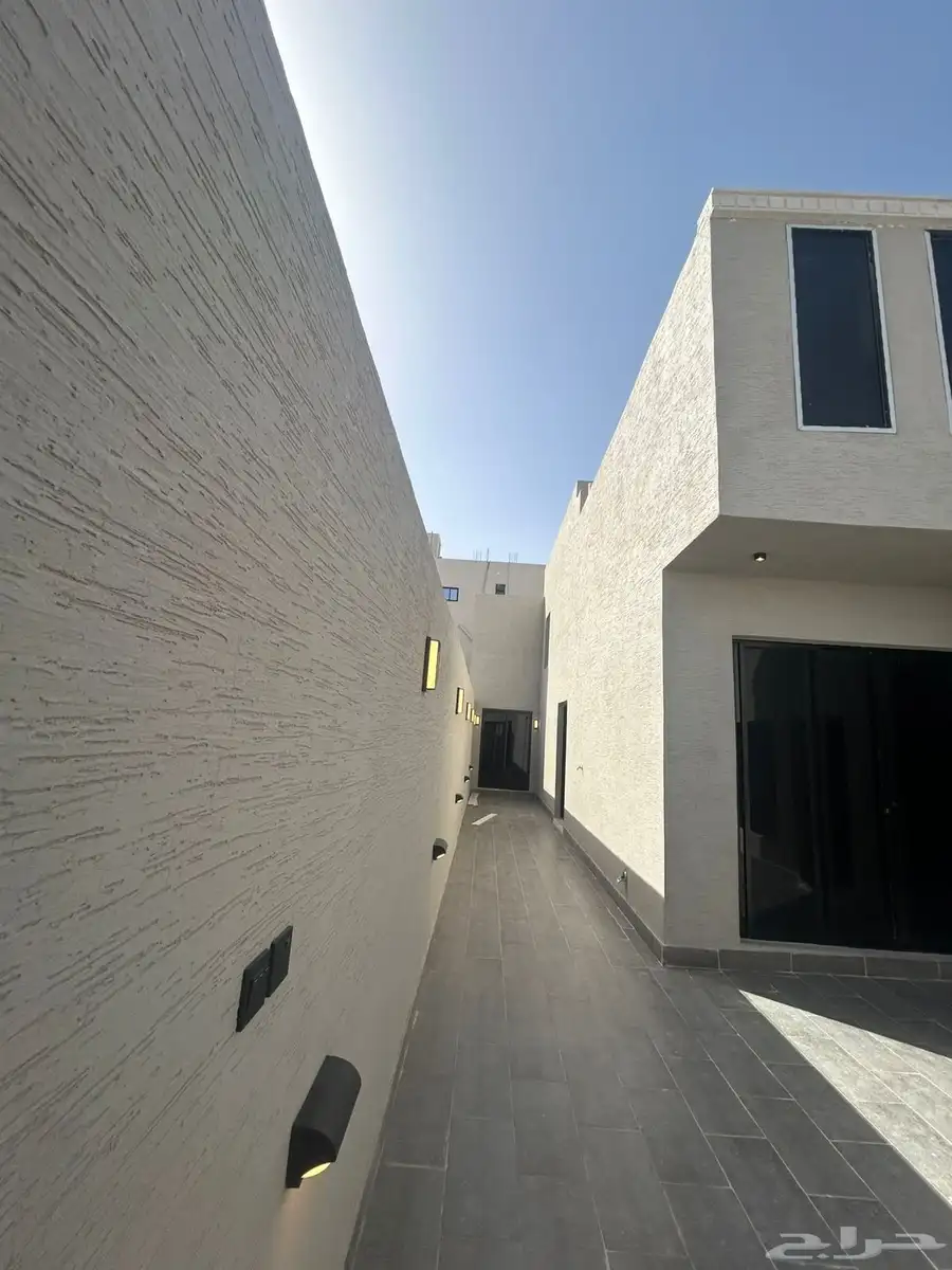 دور فاخر للبيع حي العوينة بالمربع الذهبي 2